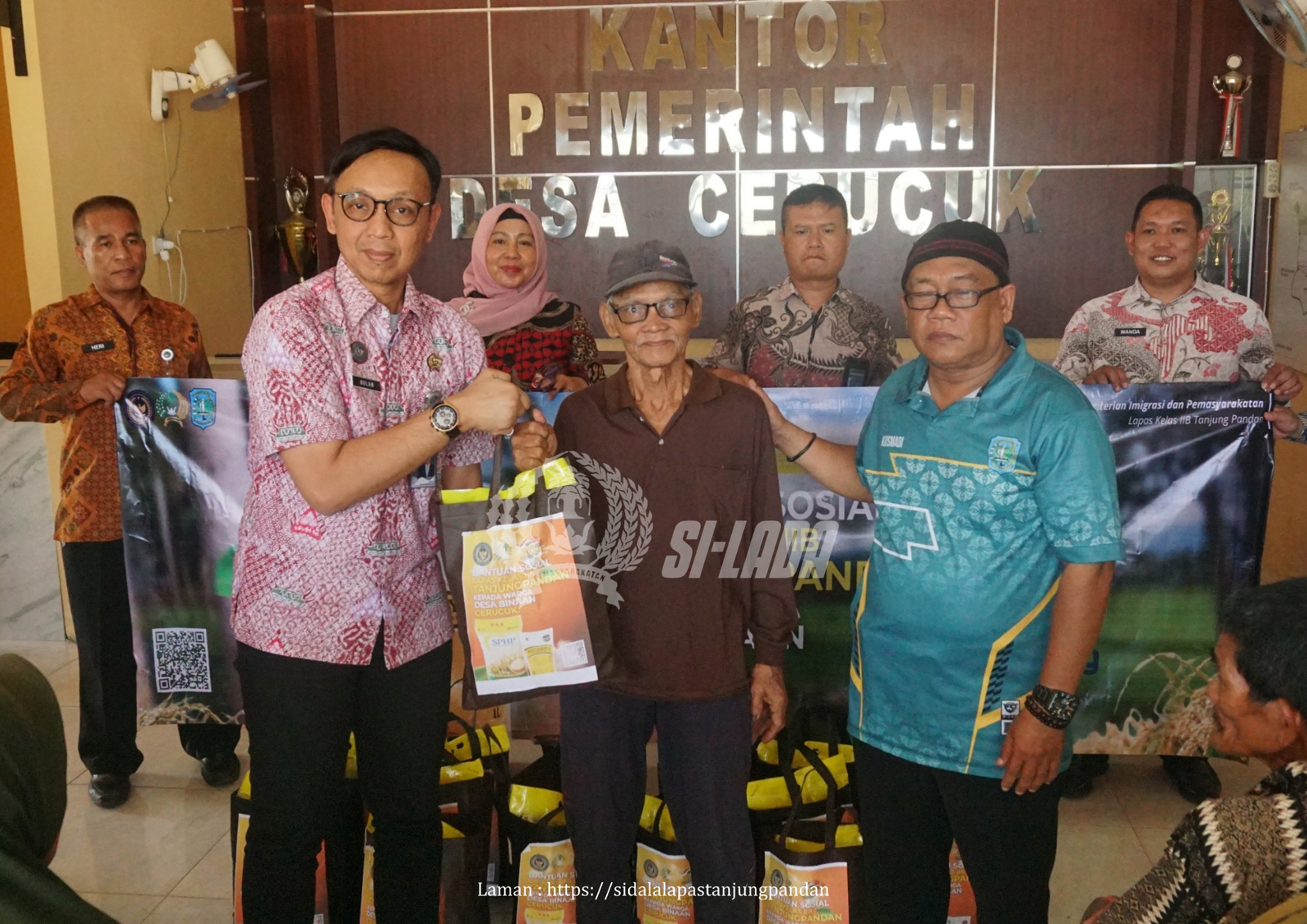 Jumat Berkah, Lapas Tanjungpandan Salurkan Bantuan Sosial kepada 15 Warga Desa Cerucuk